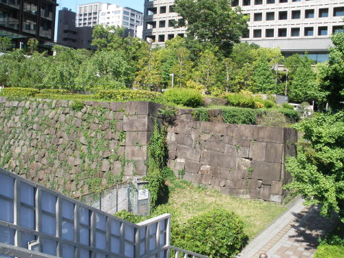 赤坂門跡に残る石垣