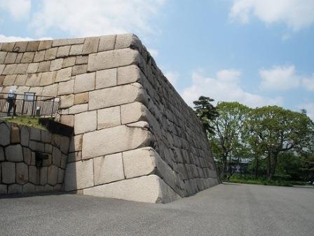 焼けて丸くなった隅石