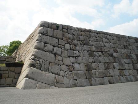 東側の面と焼けて丸くなった隅石