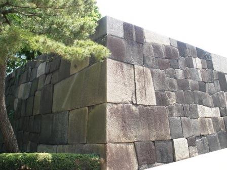 枡形内から見た渡櫓門の石垣