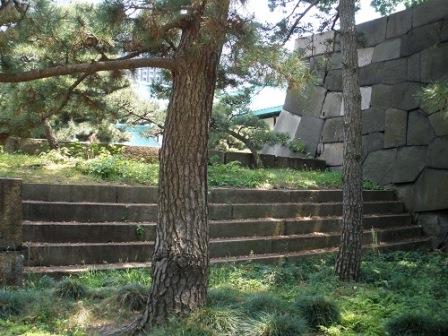 枡形内から見た石階段（雁木）