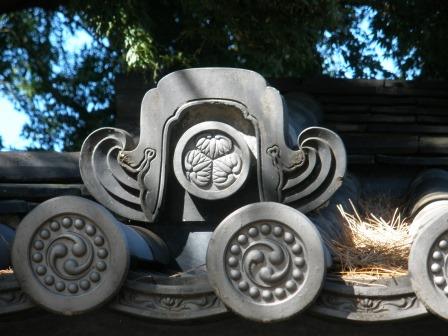 同心番所の屋根瓦には徳川家の家紋がある