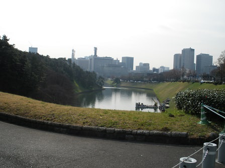 半蔵門前の土橋から見た桜田濠