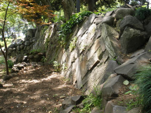 廃材を積み上げたようなもの