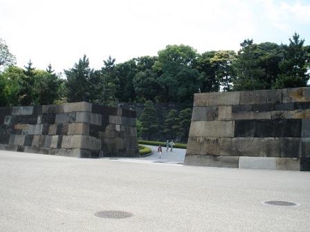 少し近くから見た江戸城中之門の渡櫓門跡