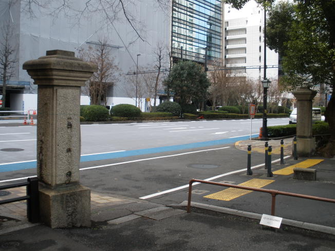 江戸城幸橋門の旧礎を以て建造