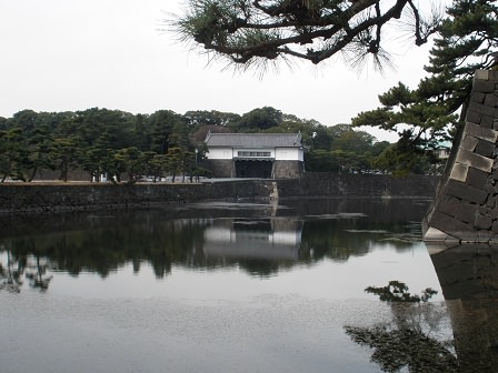 蛤濠と中央に小さく坂下門の渡櫓門