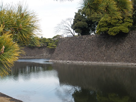 坂下門近くの蛤濠と石垣