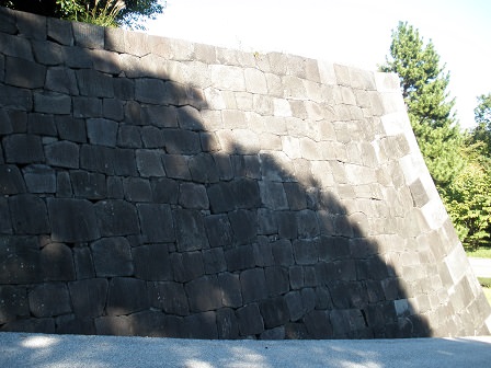 汐見坂の脇にある高石垣