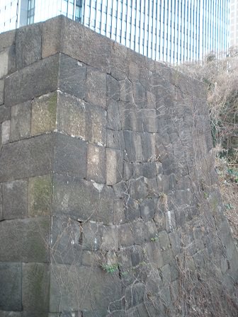 牛込橋の上から見た渡櫓門の袖石垣。線路側の側面。