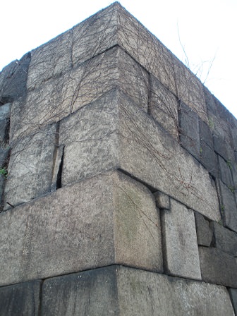 渡櫓門の袖石垣。立派な隅石を真近で見る。