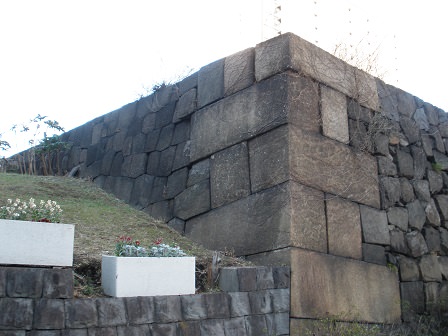 牛込門枡形の外側から見た、渡櫓門の袖石垣。