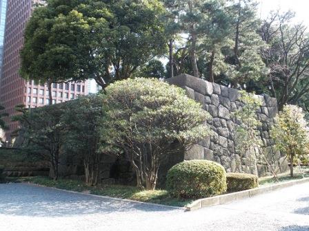 枡形内から見て左側の渡櫓門跡の石垣